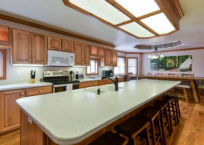 5 Bedroom Vacation Home Next To Silver Dollar City